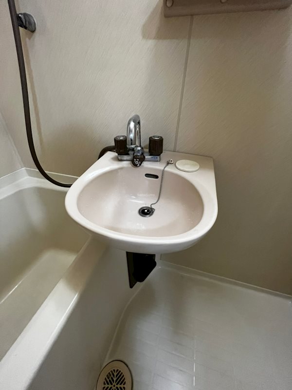 洗面設備　明るい洗面所です