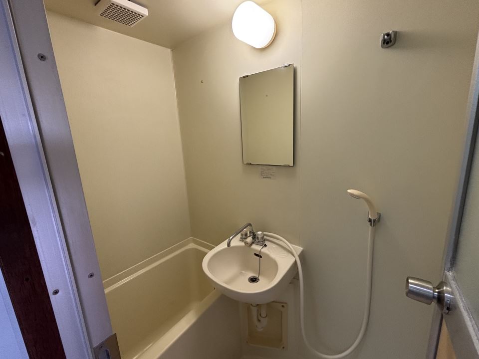バス・シャワールーム　洗面台と鏡付きの浴室です☆