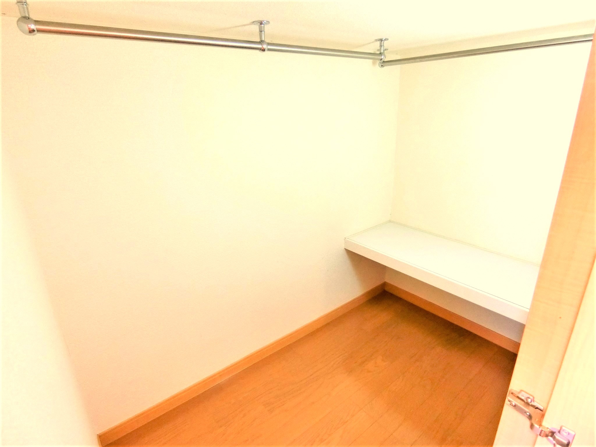 収納　大容量のハンガーパイプ付きウォークインクローゼットの内です☆