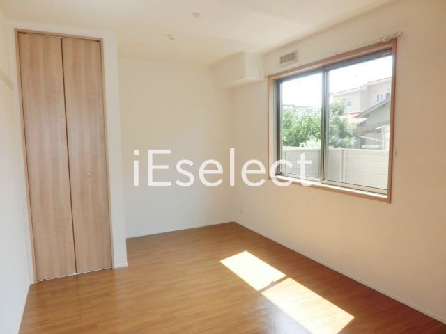 その他部屋・スペース　リビング横の洋室になります。