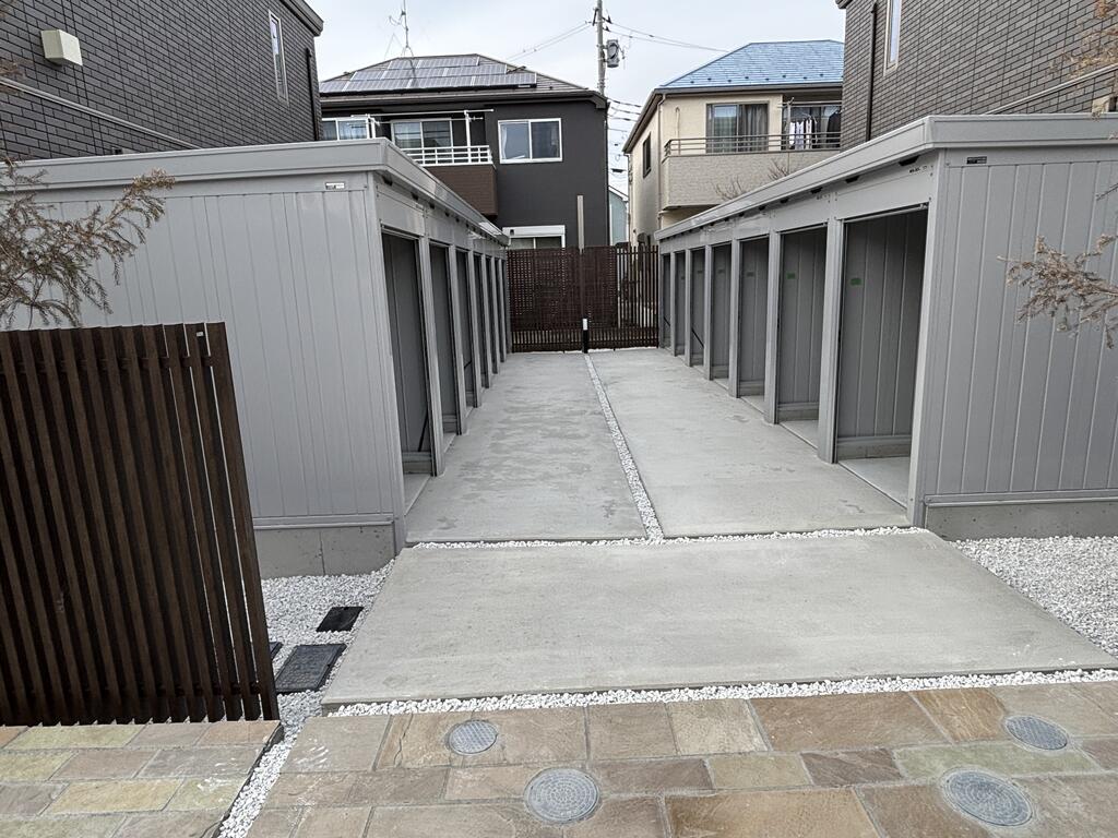 収納　敷地内に大きなレンタルボックスがあります（５，０００円／月）