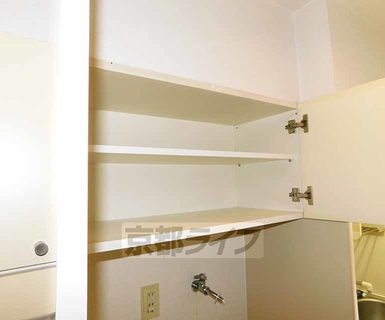 収納　洗濯機上に収納あります。