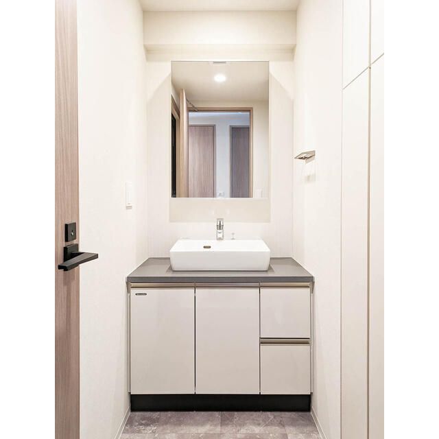 洗面設備　ゆったりとスペースのある洗面所