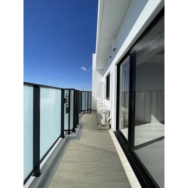 バルコニー　開放的で明るい空間を演出してくれるバルコニーです