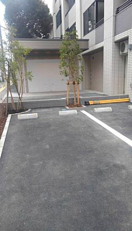 駐車場　駐車場に車を止められます