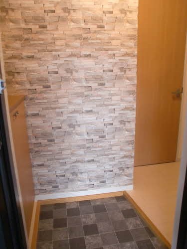 ロビー　素敵なアクセントクロスの玄関