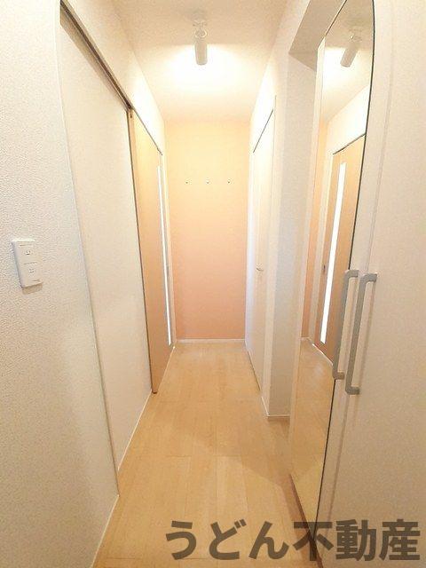 玄関　うどん県のお部屋探しはうどん不動産へ うどんちゃんとLINE