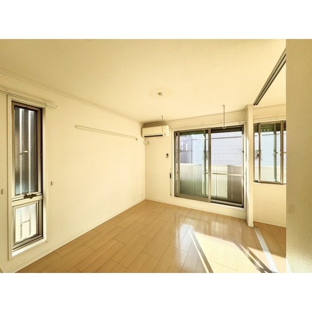 居室・リビング　III１０２号室の写真になります。