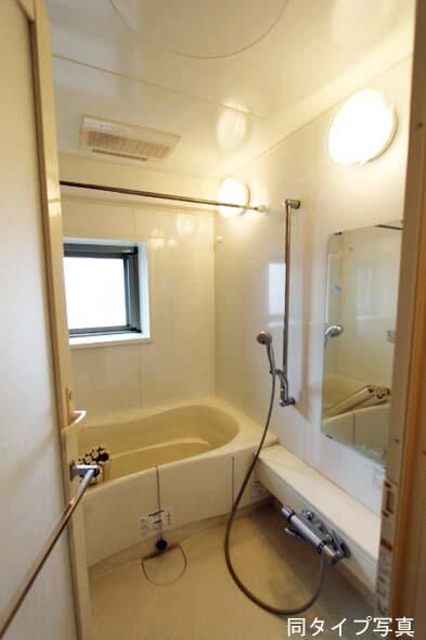 バス・シャワールーム　コンパクトで使いやすいお風呂です