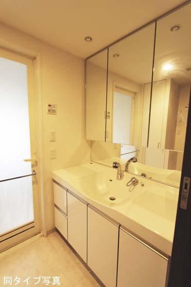 洗面設備　明るい洗面所です