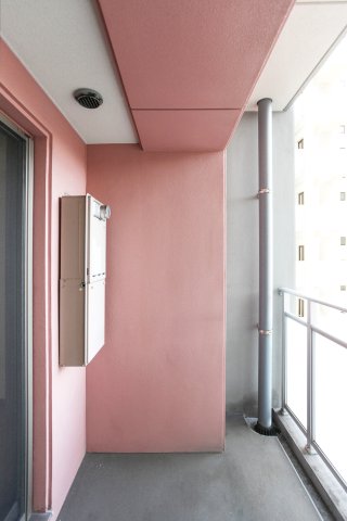 バルコニー　別号室のものです。現状優先になります。