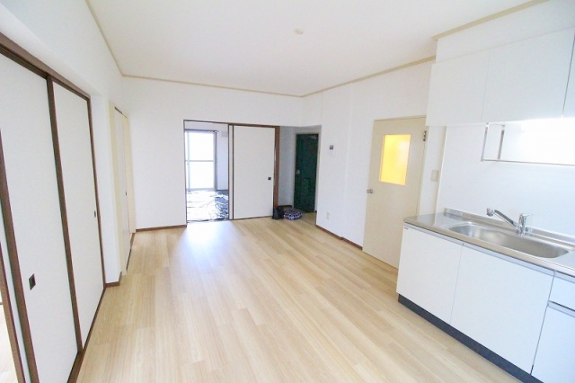 居室・リビング　別号室の画像です。参考までに