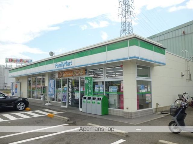 コンビニ　ファミリーマート（コンビニ）まで650m