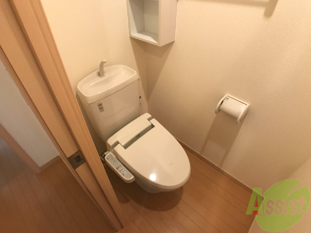 トイレ　こちらウォシュレットトイレです。サイドには棚もあり便利そう。