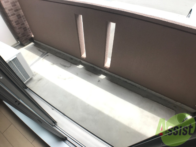 バルコニー　バルコニーです。洗濯物を干せるスペースもあります。