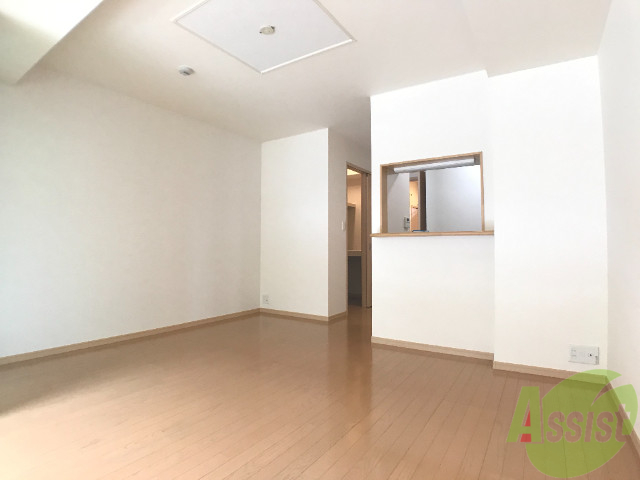 居室・リビング　バルコニーから洋室を撮影しました。仕切りの色がポイントです。