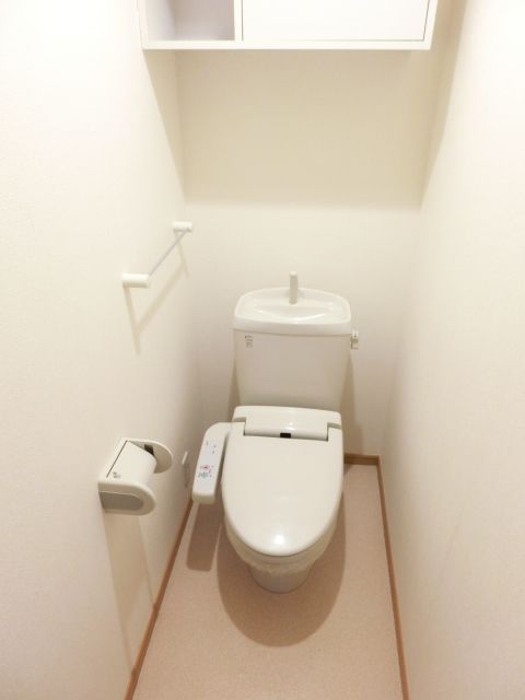 トイレ　ウォシュレットになります。あると便利ですね。