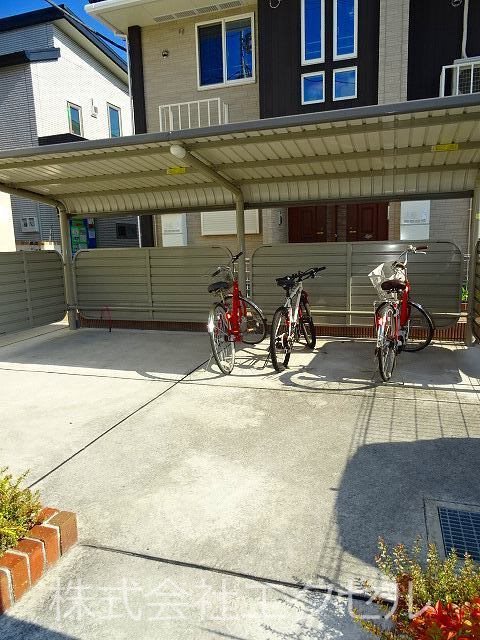 その他共有部分　屋根付きの駐輪場です。