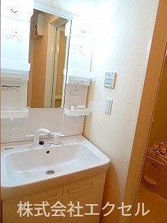 洗面設備　使いやすい独立洗面台です。