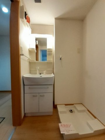 洗面設備　明るい洗面所です