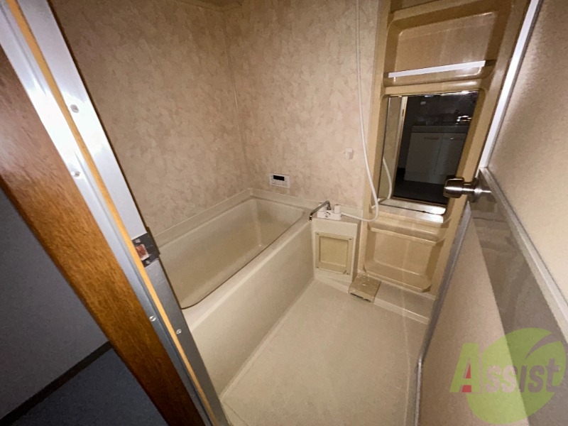 バス・シャワールーム　浴室はこちらです。浴槽が備え付きで、追い焚き機能があります。