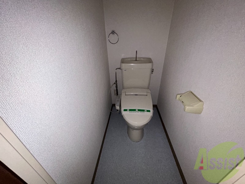 トイレ　トイレはこちらです。温水洗浄機能が付いています。