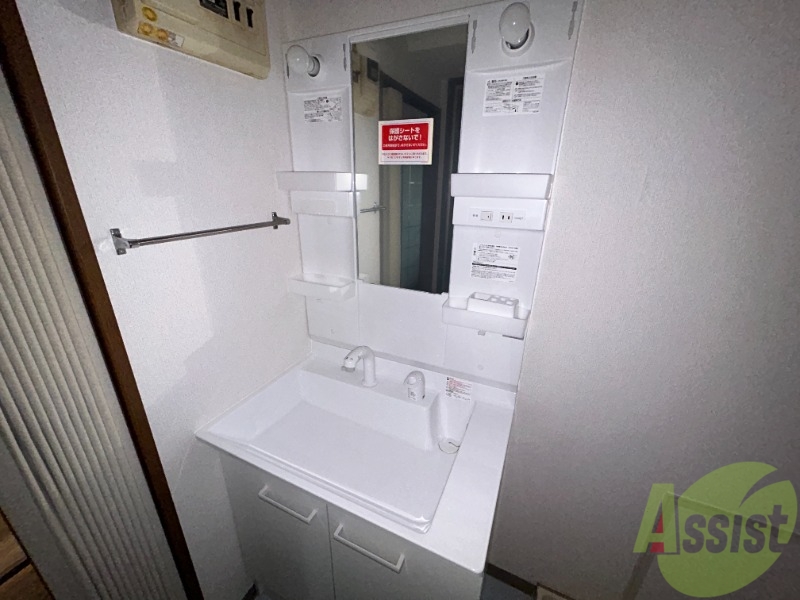 洗面設備　独立洗面台です。下部には収納がたくさん入ります。