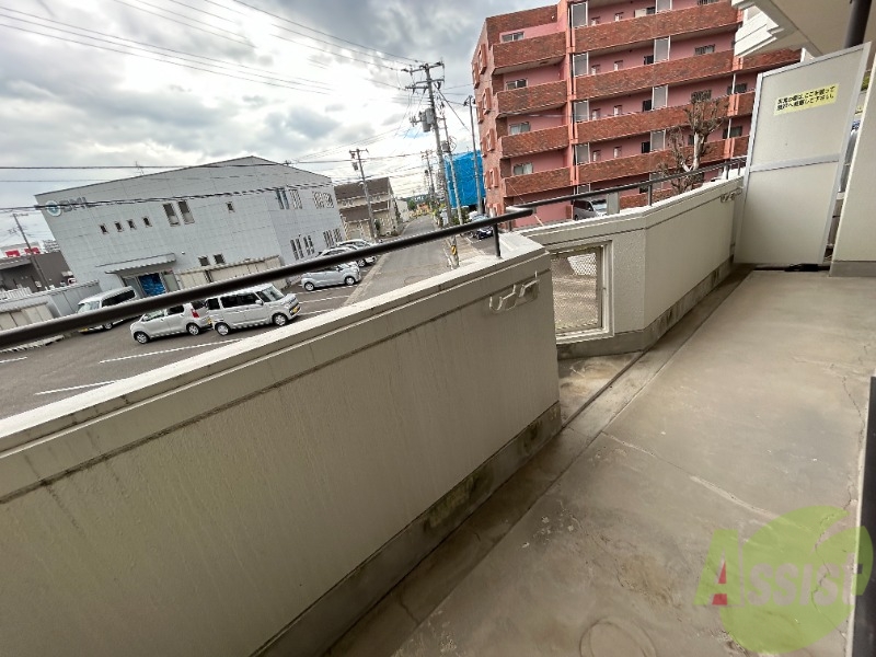 バルコニー　ベランダです。広々としており、洗濯物がたくさん干せます。