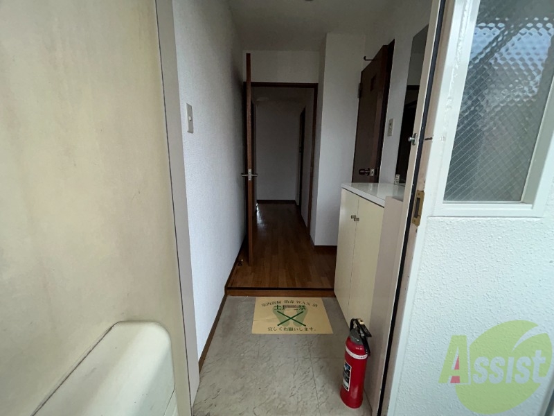 玄関　こちらは玄関です。玄関ポストと靴箱が設置されています。