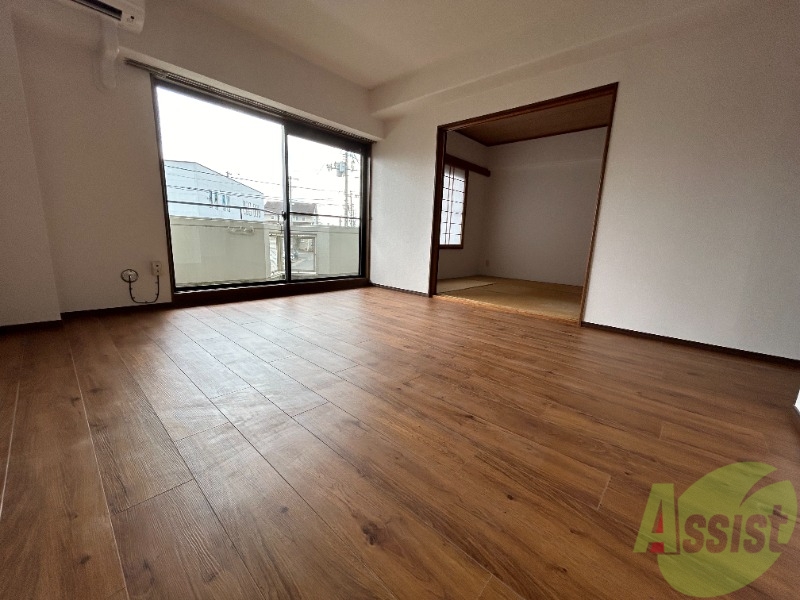 居室・リビング　リビングはこちらです。バルコニー窓から日差しが良く入ります。