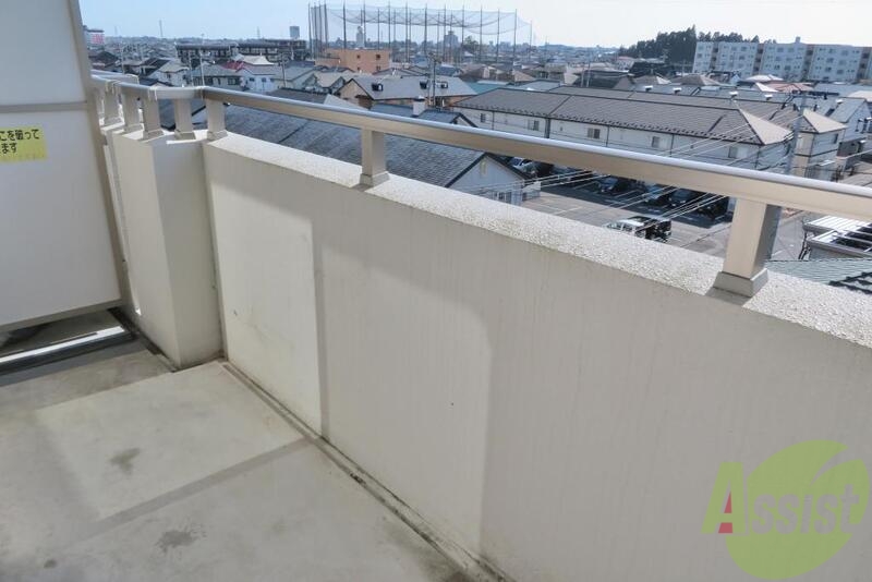 バルコニー　バルコニーは広々としていてお布団もしっかり干せそうです。