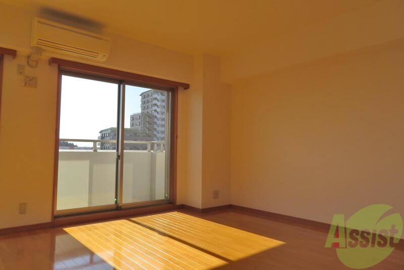 居室・リビング　大きな窓から入る日差しが暖かいお部屋です。