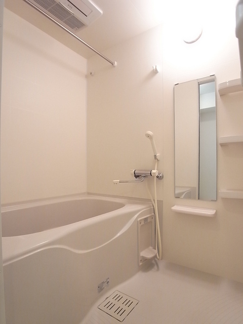 バス・シャワールーム　サーモスタット水洗。浴室乾燥機能付。