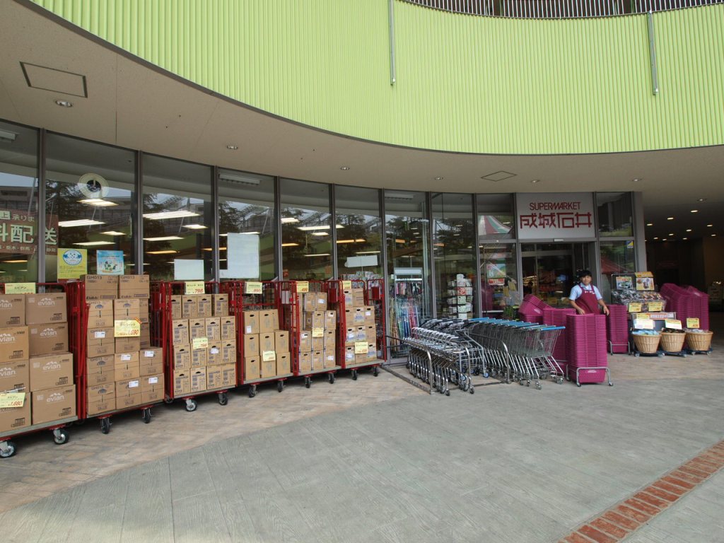 スーパー　成城石井東京ドームラクーア店（スーパー）まで358m