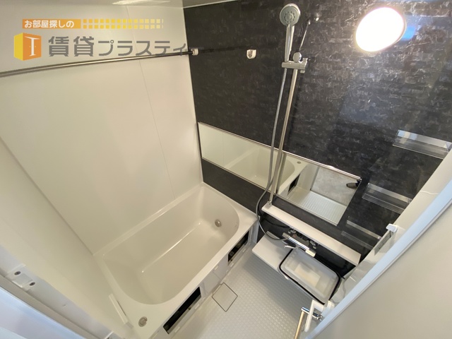 バス・シャワールーム　足を延ばして入れますね