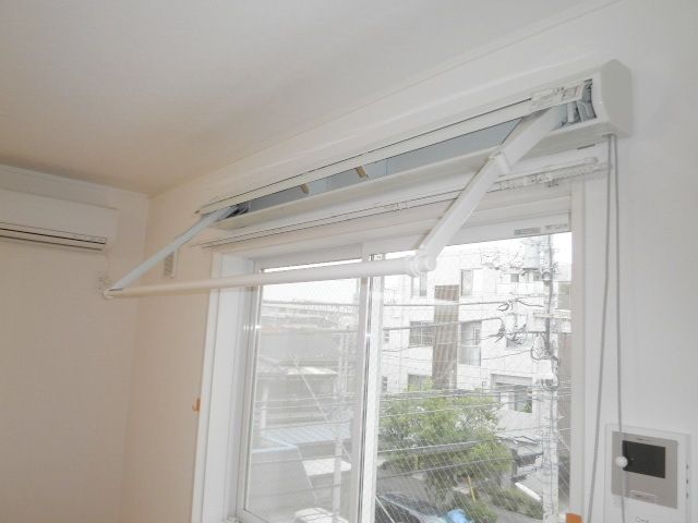 その他部屋・スペース　☆便利な室内物干し竿（収納式）☆