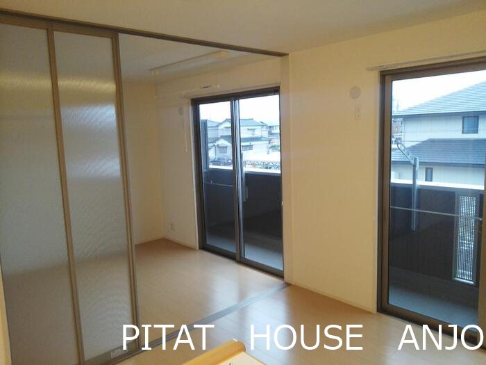 居室・リビング　同物件別部屋