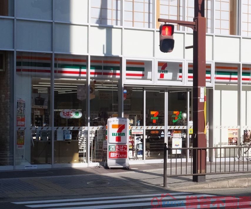 コンビニ　セブンイレブン茨木春日1丁目店（コンビニ）まで1m