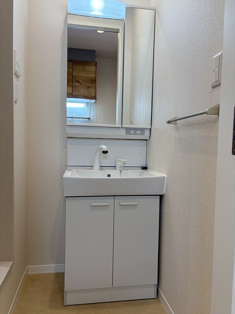 洗面設備　２面鏡タイプシャンプードレッサーも新品交換！