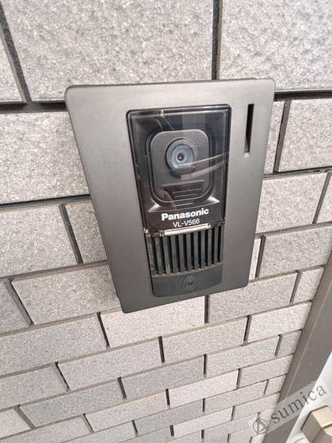 エントランス　モニター付きインターホンは安心ですね♪