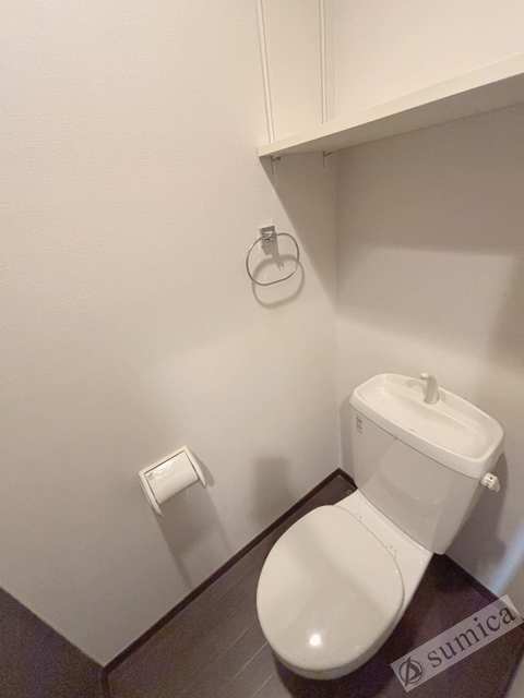 トイレ　上部の収納棚が嬉しいです♪♪