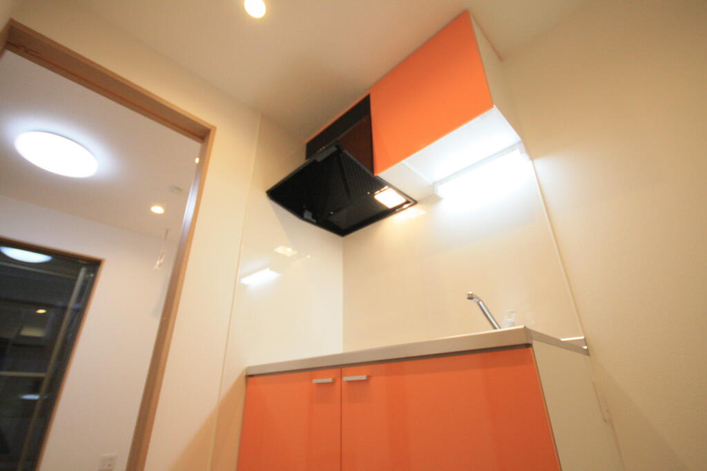 キッチン　ビビッドなカラーのキッチンがお部屋に彩りを添えてくれます。