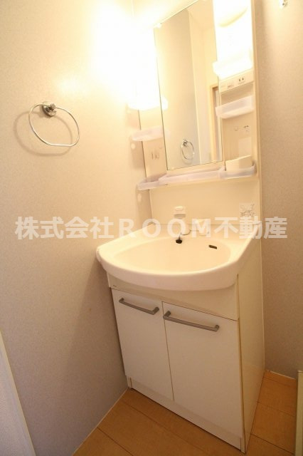 洗面設備　独立洗面台あり、毎朝おしゃれに忙しい女性の方におすすめです