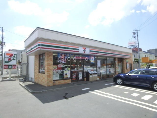 コンビニ　セブン-イレブン札幌豊平13丁目店（コンビニ）まで120m