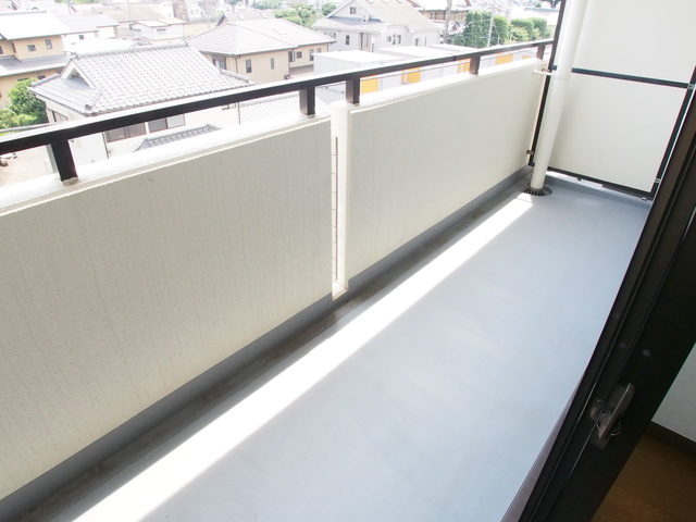 バルコニー　※同物件４０３号室の写真です。