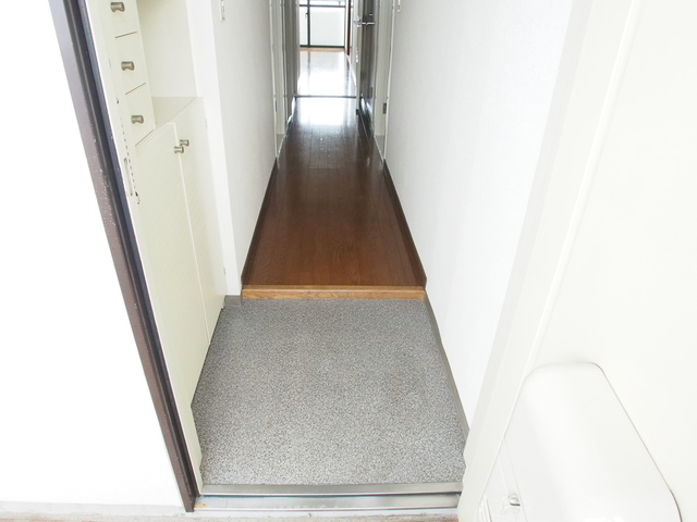 玄関　※同物件４０３号室の写真です。