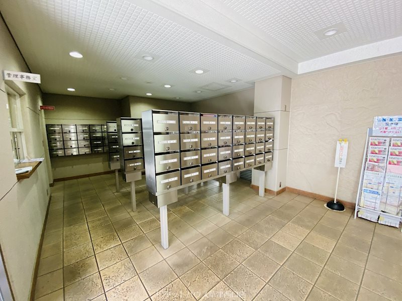 ロビー　ポスト