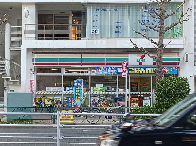 コンビニ　セブンイレブン（コンビニ）まで667m