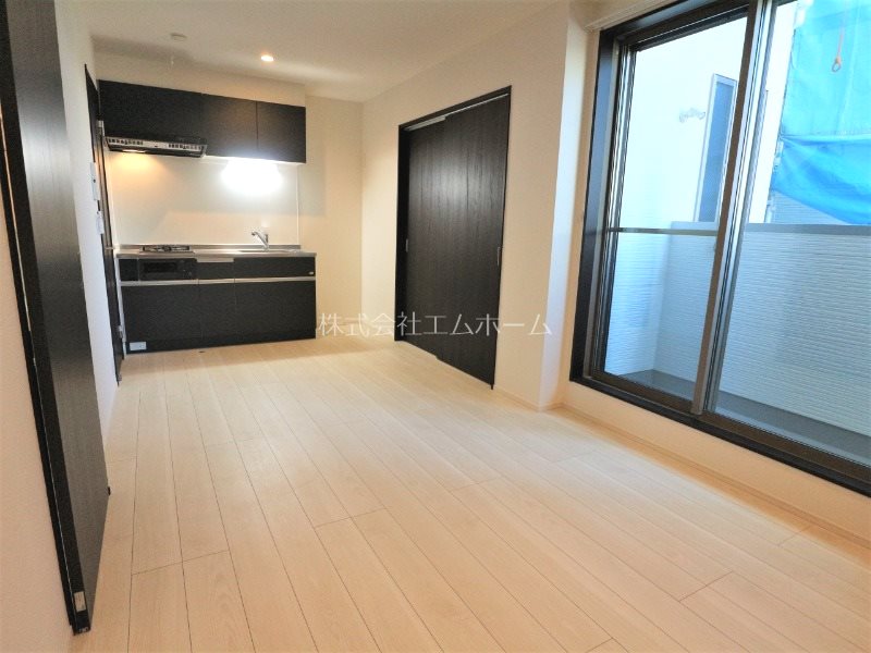 バルコニー　リビング9.3帖　エアコン完備　バルコニーに面しています