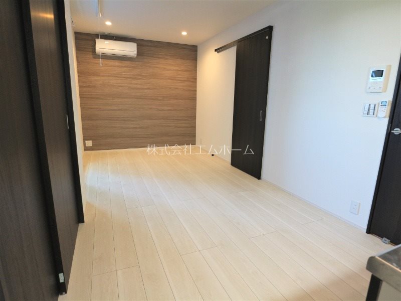 居室・リビング　リビング9.3帖　エアコン完備　バルコニーに面しています